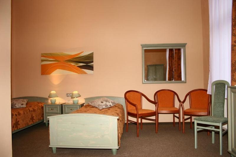 Zlaty Lev Hotel Louny Phòng bức ảnh